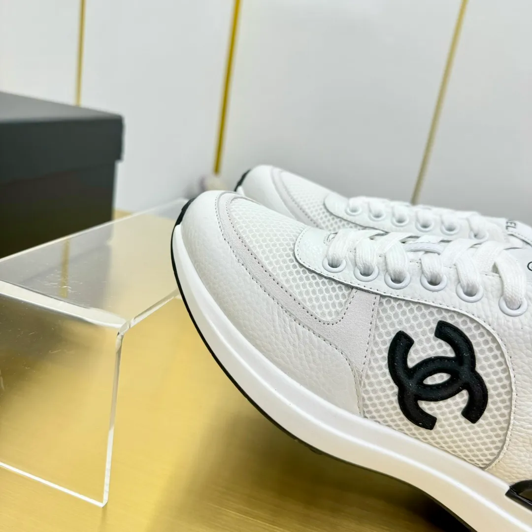 👟👟Ex-factory price 520👟👟 Women's shoe factory top version Chanel Chanel - 2023 counter top casual sports shoes This classic design; the upper is electro-embroidered with a variety of techniques; the outsole is fashionable and sporty; it is unusual to incorporate a variety of color matching elements... The diversified mix and match is very beautiful and versatile, casual, fashionable, sports and outdoor can be taken into account... ꫛꫀꪝ Go➫ Material: ❶The upper is made of: original imported mercerized velvet + double-layer breathable mesh ❷The inner part is made of: the original imported breathable mesh ❸The outsole is based on: original TPU combination outsole Special counter boutique packaging complete set for women 35–41